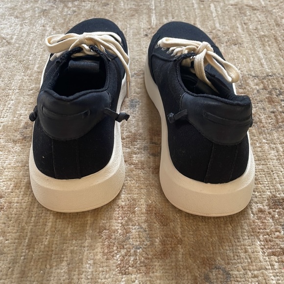 NWOB. OTBT Canvas Sneakers, white bottoms, Black, Size 7.5 - Picture 3 of 10